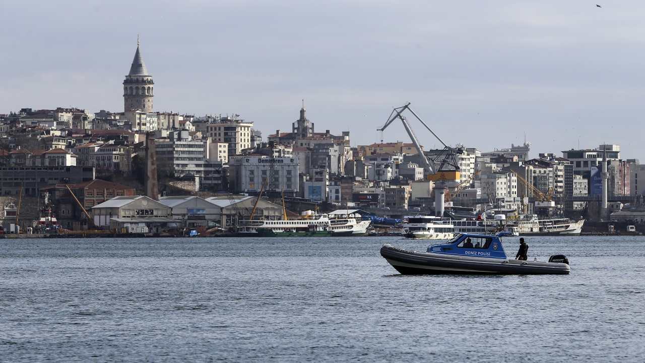 İstanbul Deniz Liman Şube Müdürlüğü ekipleri, sorumluluk sahasındaki Marmara Denizi, Karadeniz, İstanbul Boğazı ve İstanbul`daki iç sularda asayişi sağlamak ve adli konulara müdahale etmek için aralıksız çalışıyor. 
