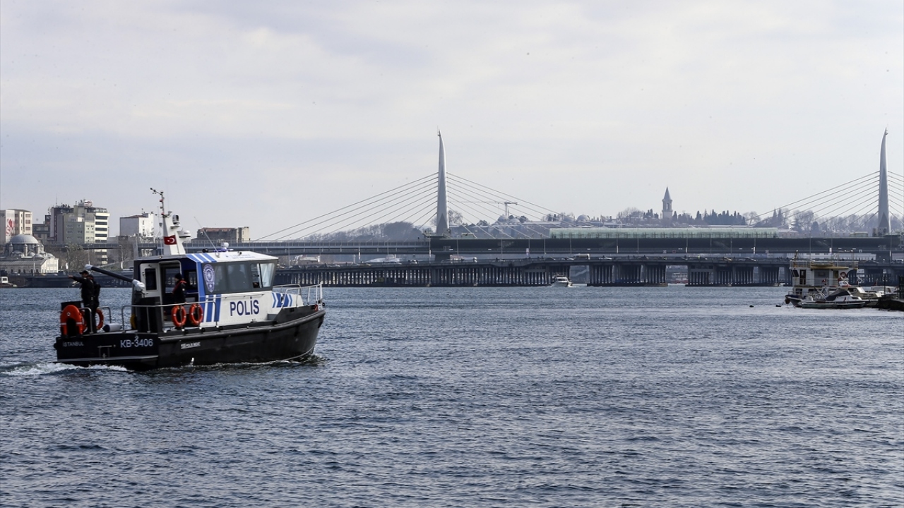 Ekiplerin gerçekleştirdiği operasyonlarda çok miktarda uyuşturucu maddeye de el konuldu. 