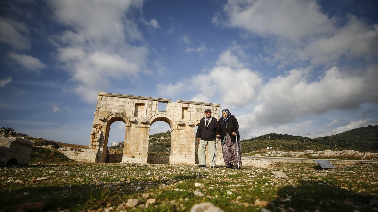 Antalya`nın Kaş ilçesindeki Patara, Likya medeniyetinin en değerli kentlerinden biri olarak gösteriliyor.