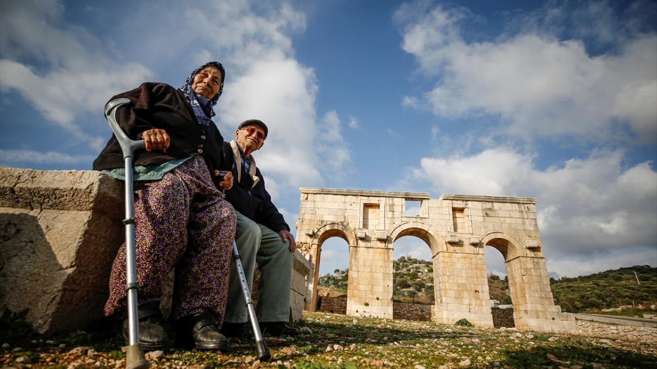 Burada 27 yıl bekçilik yapıp emekli olan Cemil ile 80 yaşındaki eşi Sultan Akgül için Patara, bir antik kentten fazlasını ifade ediyor. 
