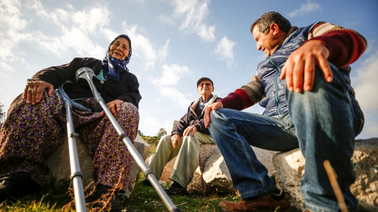 Birbirlerine sevgiyle bakan Akgül çifti, günümüze uzanan ilgi çekici aşk hikayelerini gülümseyerek anlatıyor. 