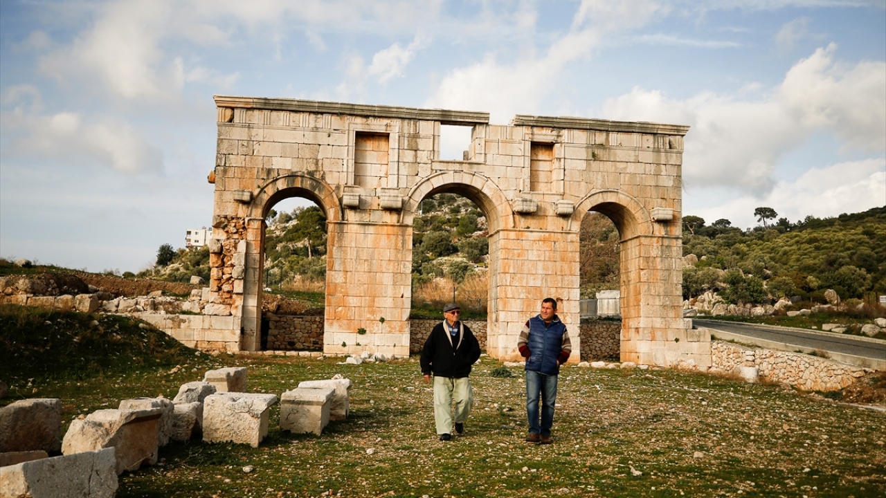 Bekçi olarak görevlendirildiğinde uğruna yokluğu göze alan eşine "evliliğimiz uğurlu geldi" diyerek sarılmasını unutamayan Cemil Akgül de antik kenti, yıllarca gözü gibi korumanın gururunu yaşıyor.