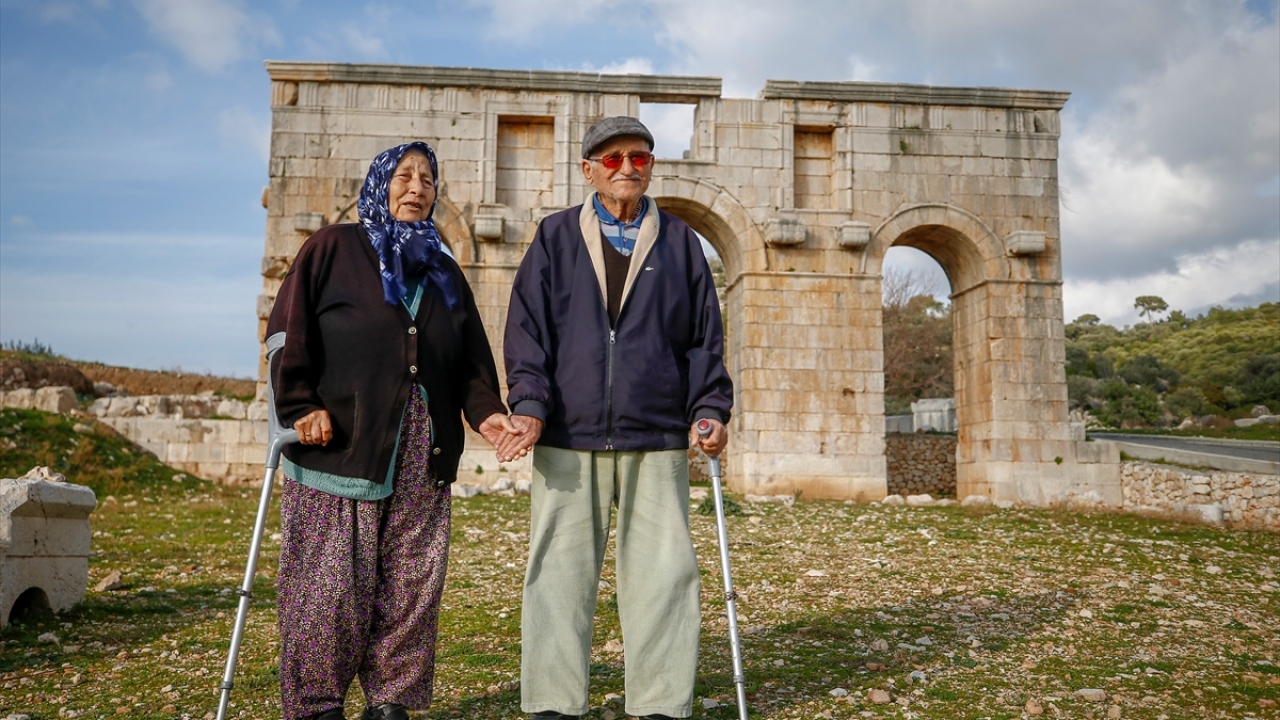 Ablasının himayesinde çobanlık, inşaat işçiliği yapıp, düğünlerde zurna çalarak hayat mücadelesi verdiklerini anlatan Akgül, aynı köyden Sultan ile çobanlık yaptığı sırada tanıştıklarını ifade etti.
