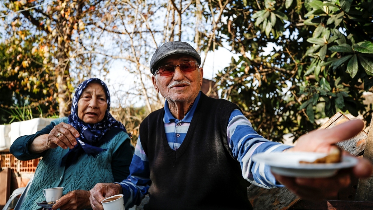 Cemil Akgül, elini bırakmadığı eşinin gözlerine bakıp, üzerine titrediği tarihi kalıntıların arasında kahvesini yudumlarken hayallere dalıyor.