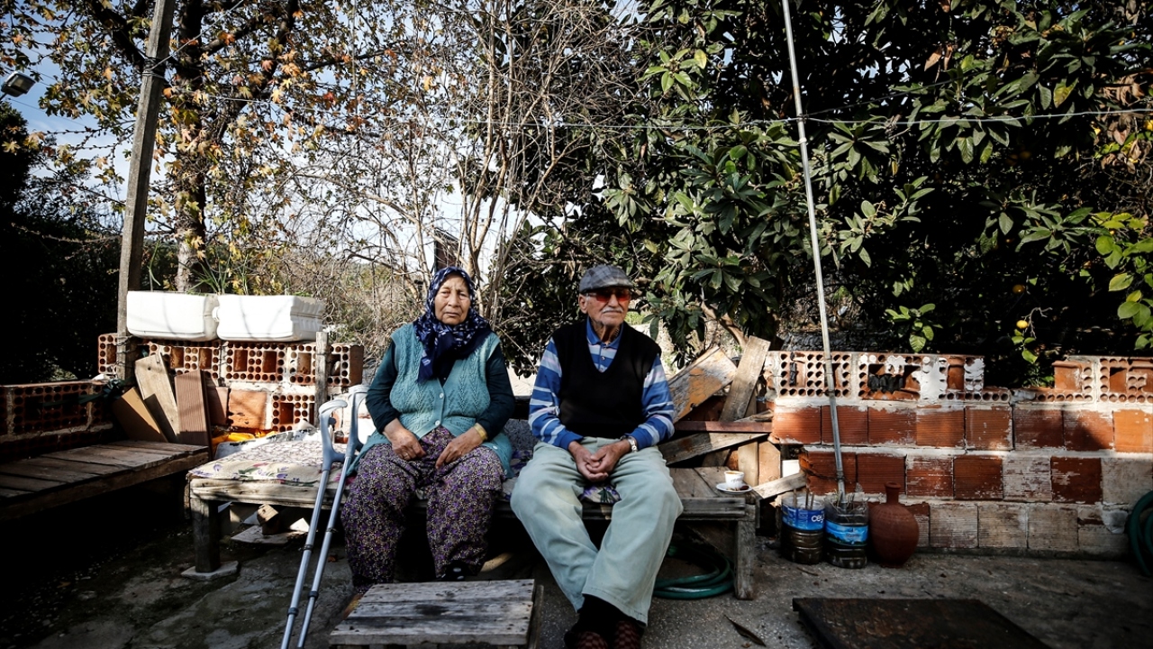 Antik kentin içinde bulunduğu Gelemiş Mahallesi`nde yaşayan Cemil Akgül, 2 yaşındayken annesini, 5 yaşındayken de babasını kaybetmesi nedeniyle öksüz ve yetim büyüdüğünü söyledi.