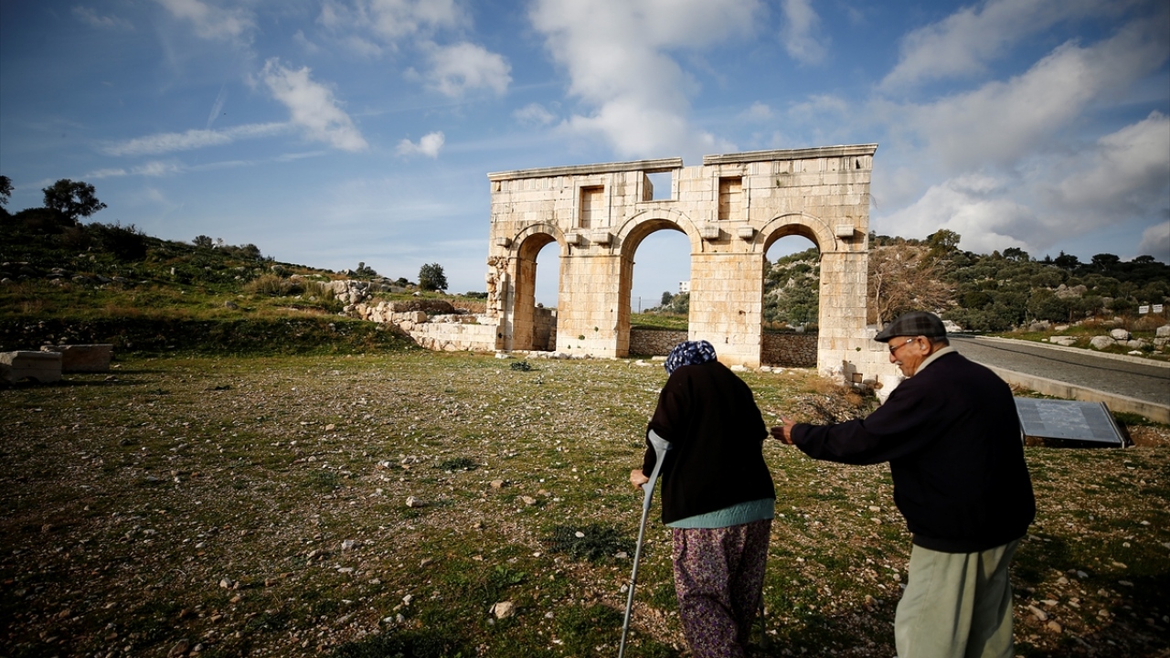 Görev yaptığı yıllarda geniş bir alana yayılan Patara`yı korumak için günde yaklaşık 8 saat yürüdüğünü aktaran Akgül, görevini layıkıyla yapmaya çalıştığını dile getirdi.