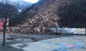 Okul bahçesindeki heyelan kamerada