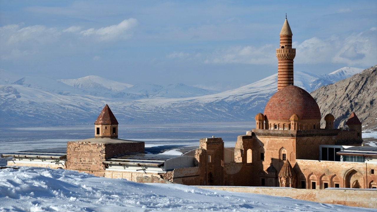 Yılın her mevsimi yerli ve yabancı ziyaretçilerin adeta akınına uğrayan kartal yuvası görünümlü tarihi sarayın beyaz örtüyle kaplanması, kartpostallık manzaralar oluşturdu.
