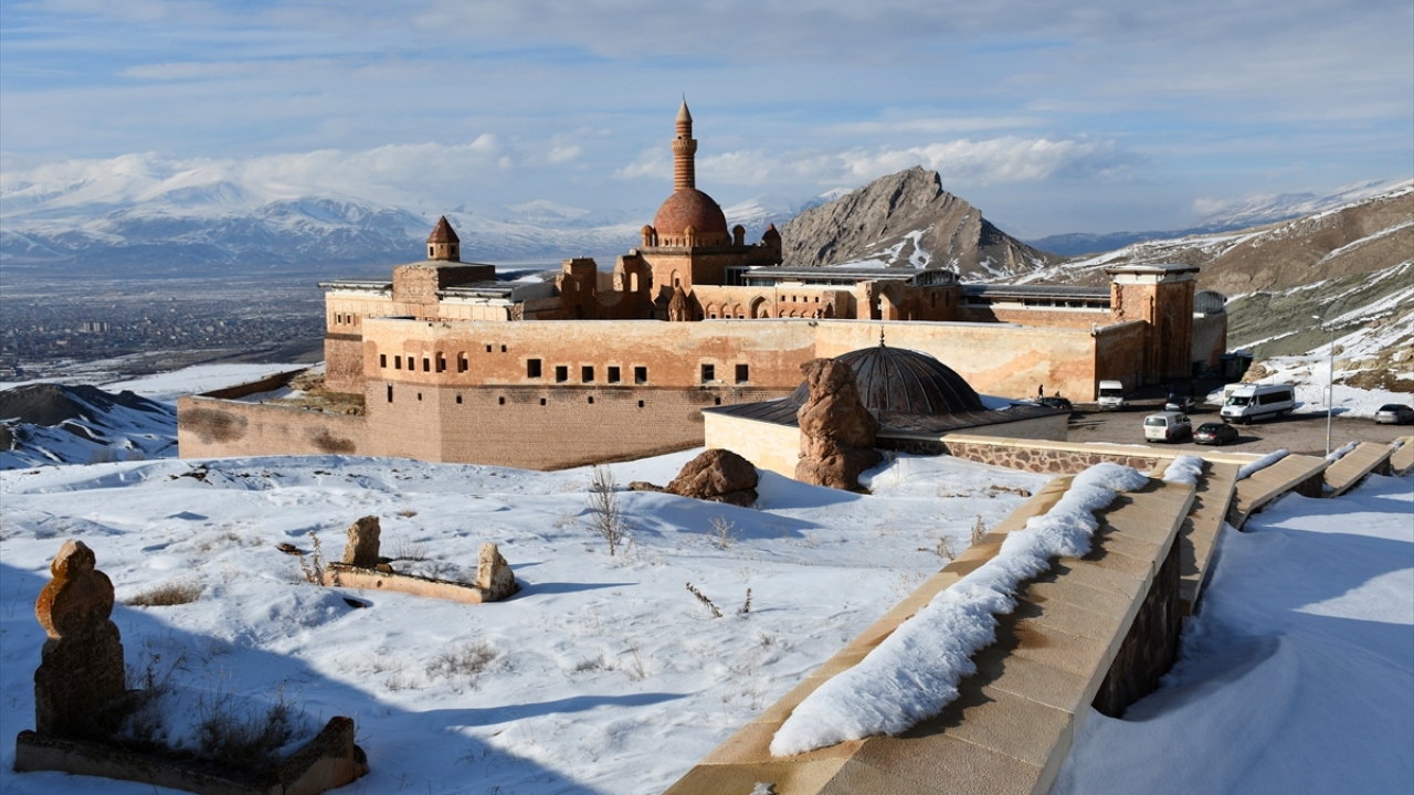 Bünyesindeki 116 oda, türbe, cami, surlar, iç ve dış avlular, divan ve harem salonları ile UNESCO Dünya Miras Geçici Listesi`nde de yer alan saray, ziyaretçilerini her mevsimde cezbediyor.