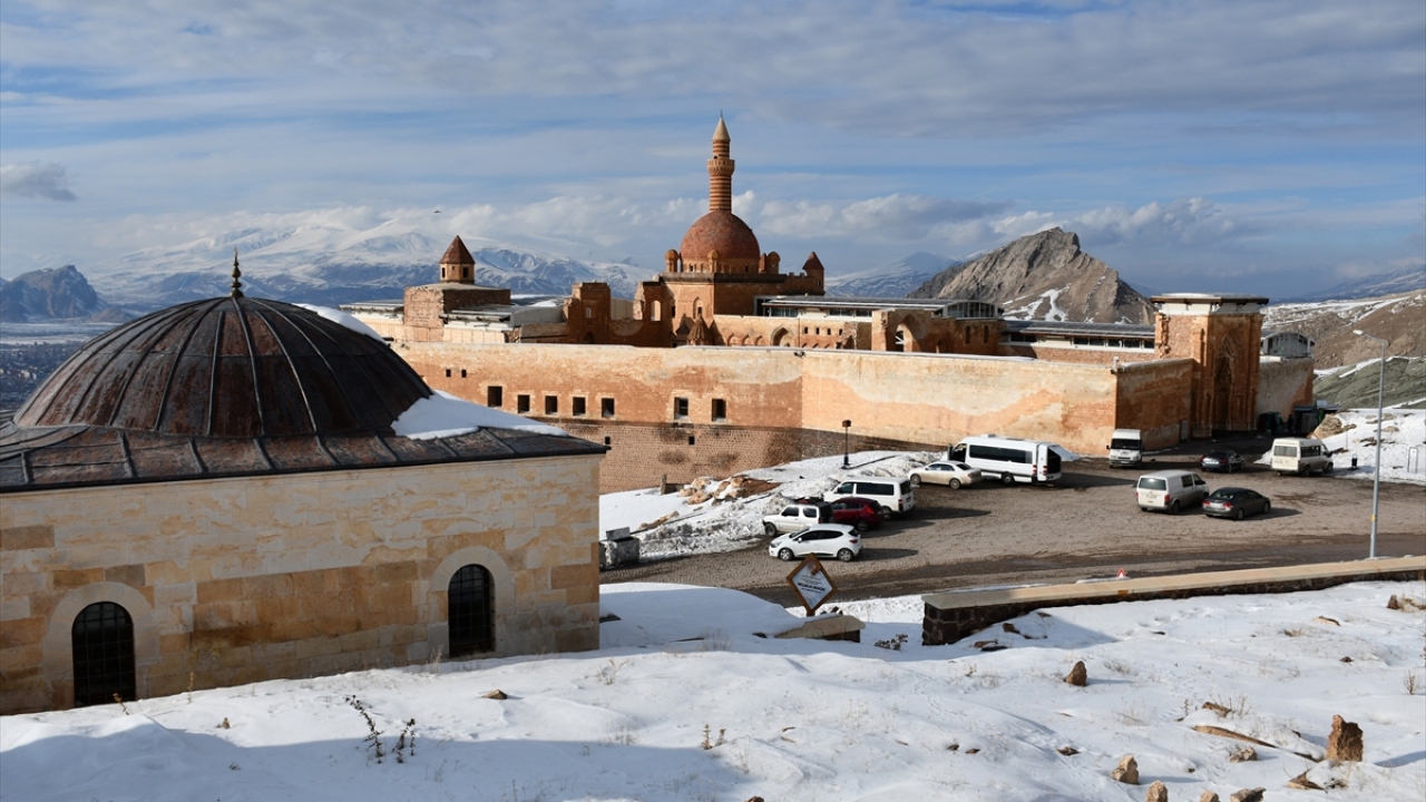 `Medeniyetler Geçidi` olarak nitelendirilen bölgede sarayın çevresinde yer alan 3 bin yıllık Urartu Kalesi ve eski Bayezit Camisi de yerli ve yabancı turistlerden büyük ilgi görüyor.