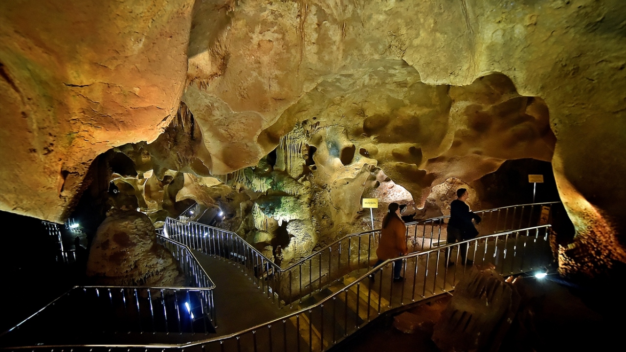 Etkileyici atmosferiyle görsel şölen sunuyor