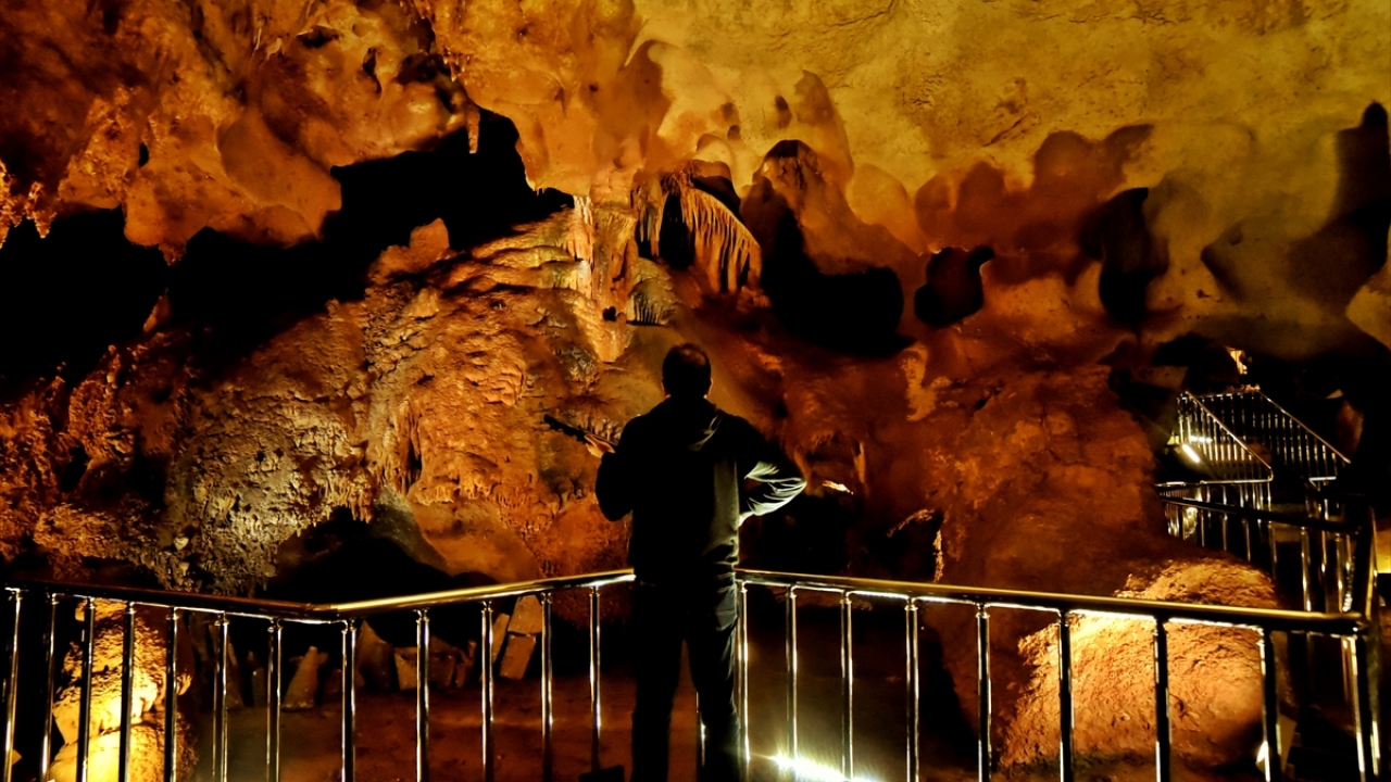 Birbirini bağlayan galerilerin yer aldığı mağarada, sarkıt, dikit, sütun duvar, örtü ve perde damla taşlar, aykırı oluşumlar ve mağara incilerinin etkileyici örnekleri yer alıyor.