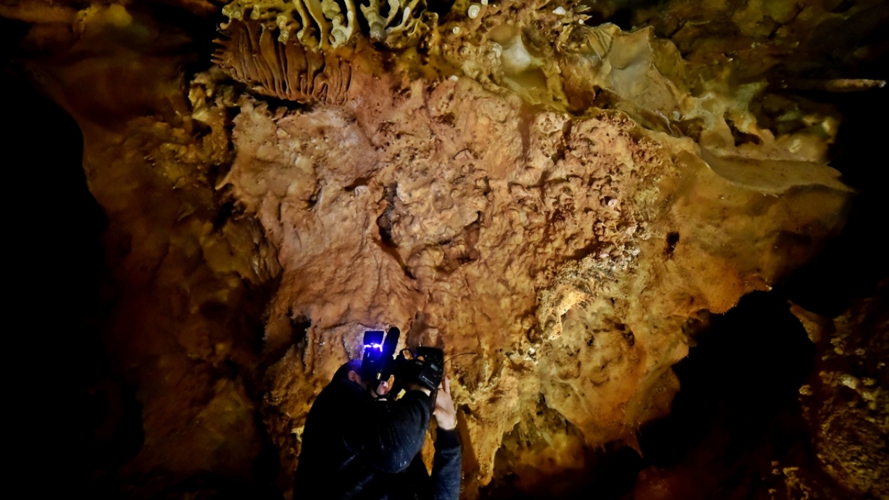 `Yedi Uyurlar Mağarası` olarak bilinen Ashab-ı Kehf Mağarası`nın da hemen yakınlarında yer alan mağarada, putlara tapmayı reddederek dönemin hükümdarından kaçan 7 gencin adını taşıyan galeriler de bulunuyor.