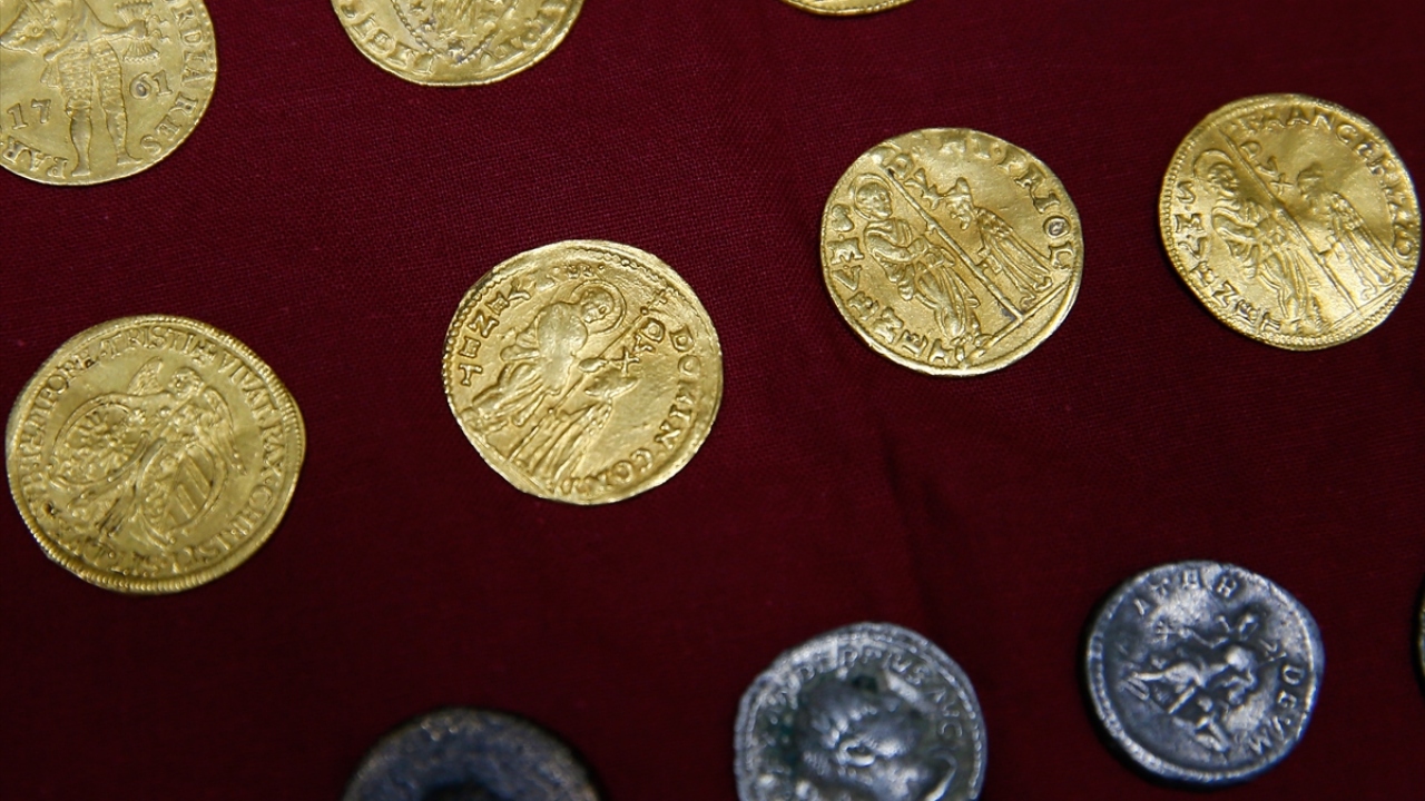 Gözaltında olan 8 şüphelinin emniyetteki işlemlerinin sürdüğü öğrenildi.