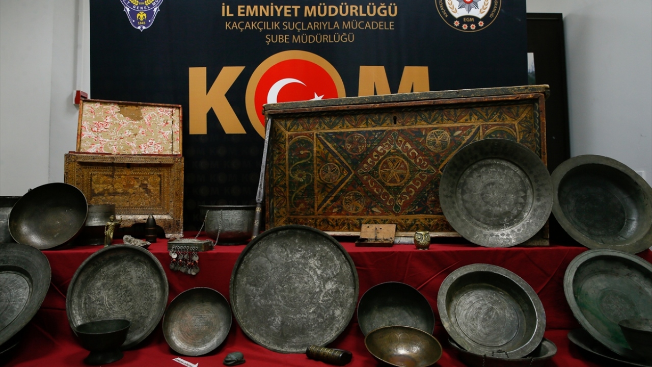 Ele geçirilen 57 altın ve gümüş sikkenin de Lidya ve İyon dönemlerinde basıldığı ve döneminin nadir örneklerinden olduğu, tanesinin Avrupa`daki müzayedelerde 20 ile 100 bin dolar arasında değiştiği kaydedildi.