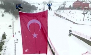 Şehitler anısına Palandöken'de Türk bayrağı asıldı