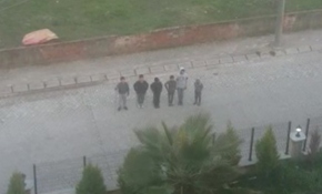 Şehitler için asılan bayrağı görünce İstiklal Marşı okudular