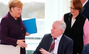 Almanya İçişleri Bakanı Seehofer, koronavirüs nedeniyle Merkel'in elini sıkmadı