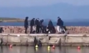 Midilli'de yabancı gazetecilere saldırı