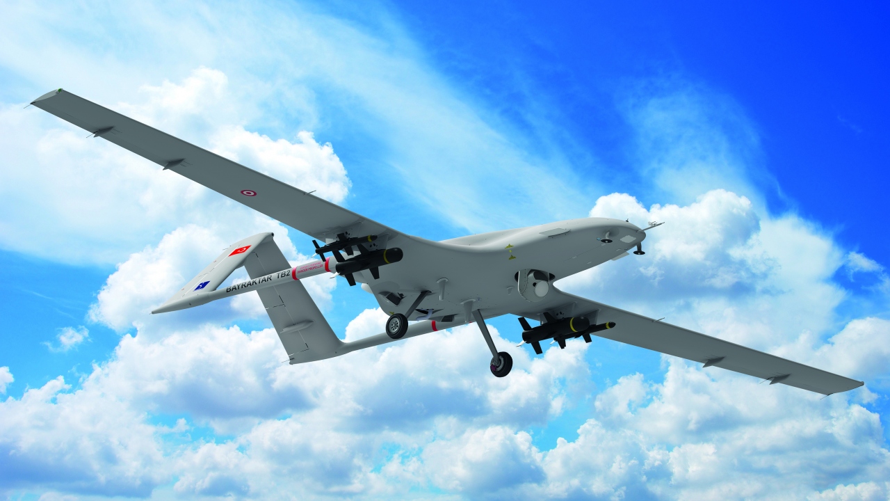 "Düzinelerce uzaktan kontrol edilen uçak, Suriye üslerini, kimyasal savaş depoları ve iki Su-24 savaş uçağını vurdu" denildi.