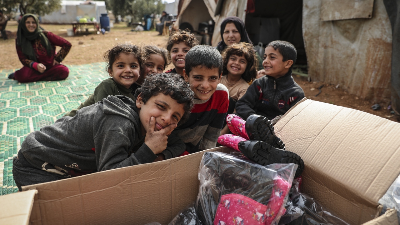 Esed rejimi ve Rusya`nın saldırılarından kaçan yüz binlerce kişinin sığındığı çadır kamplarda zor şartlar altında yaşamını sürdüren siviller, ağırlaşan kış koşullarında hayata tutunmaya çalışıyor.