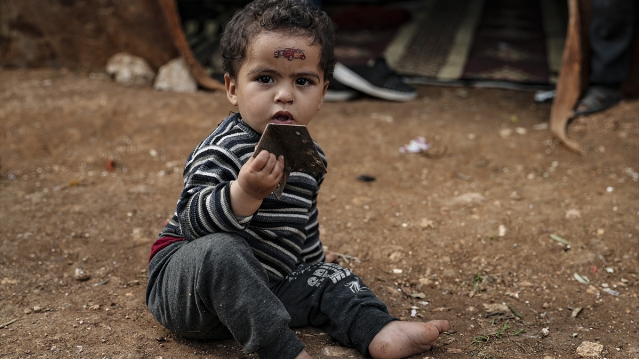 Human Movie Team gönüllüleri, Anadolu Ajansının İdlib`deki insani dramı yansıtan fotoğraflarından etkilenip sosyal medya üzerinden çocuklar için yardım kampanyası başlattı.