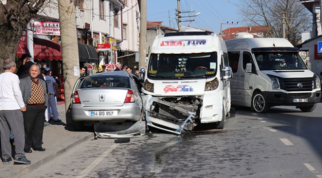 Okul servisi ile otomobil çarpıştı: 6 yaralı
