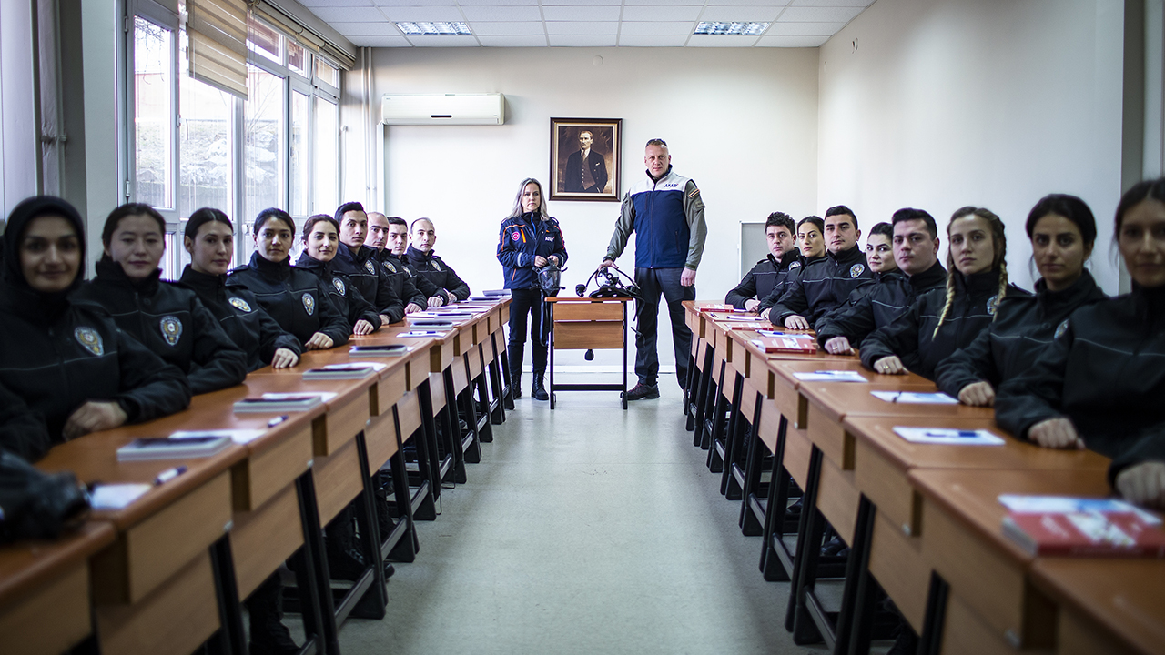 Polis, rutin görevlerinin yanı sıra afet anında arama ve kurtarma faaliyetlerine de katılacak.