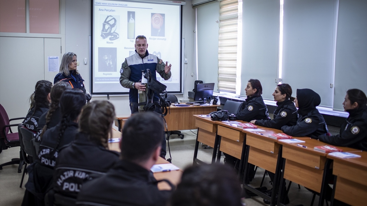 Emniyet Genel Müdürlüğü bünyesinde kurulan arama kurtarma şube müdürlüklerinde görevli polislere, AFAD uzmanları tarafından Ankara ve İstanbul`da afetle mücadele eğitimleri verilmeye başlandı.