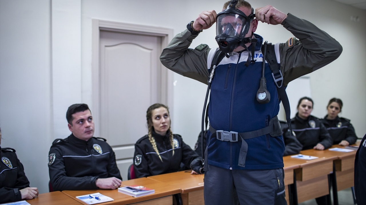 Bu kapsamda, yıl sonuna kadar yaklaşık 1500 polise eğitim verilecek.