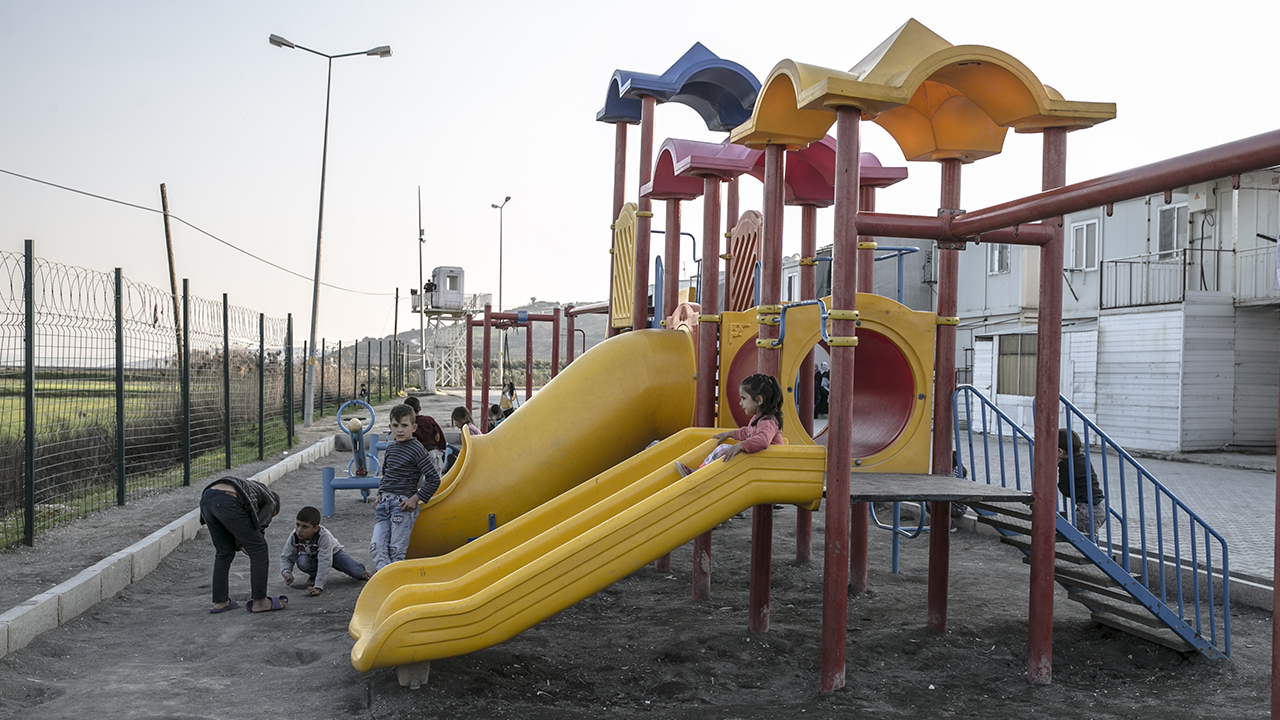 Kamptaki çocuklar günlerini oyun oynayarak geçiriyor.