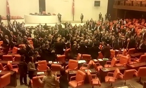 Meclis Genel Kurulu'nda kavga çıktı