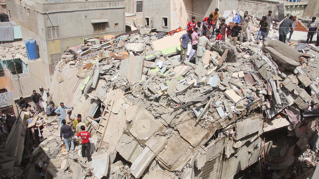 Dawn haber sitesine göre, Karaçi Büyükşehir Tıp ve Sağlık Hizmetleri Direktörü Dr. Salma Kauser, yaptığı açıklamada, Gülbahar bölgesinde bir apartmanın çöktüğünü ve enkazda kalan 3 kişinin hayatını kaybettiğini, 22 kişinin de yaralandığını belirtti.