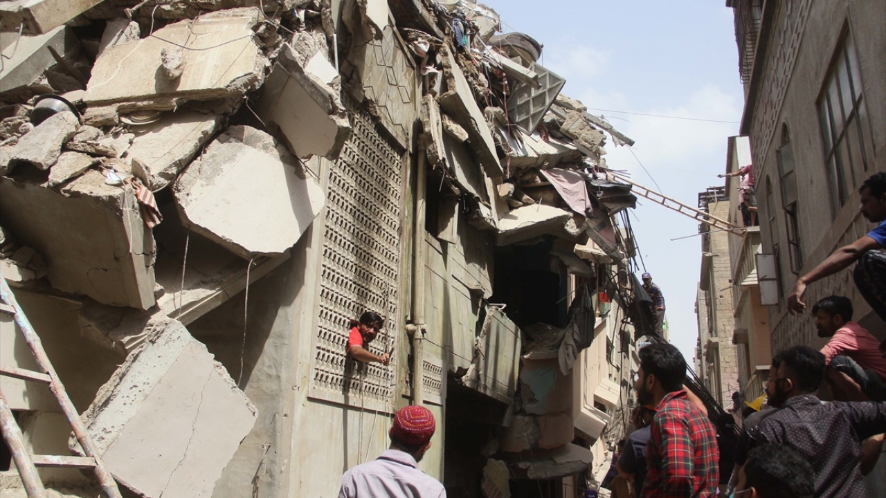 Polis ve paramilis güçler, arama kurtarma çalışmalarına destek vermek üzere olay yerine sevk edildi. 