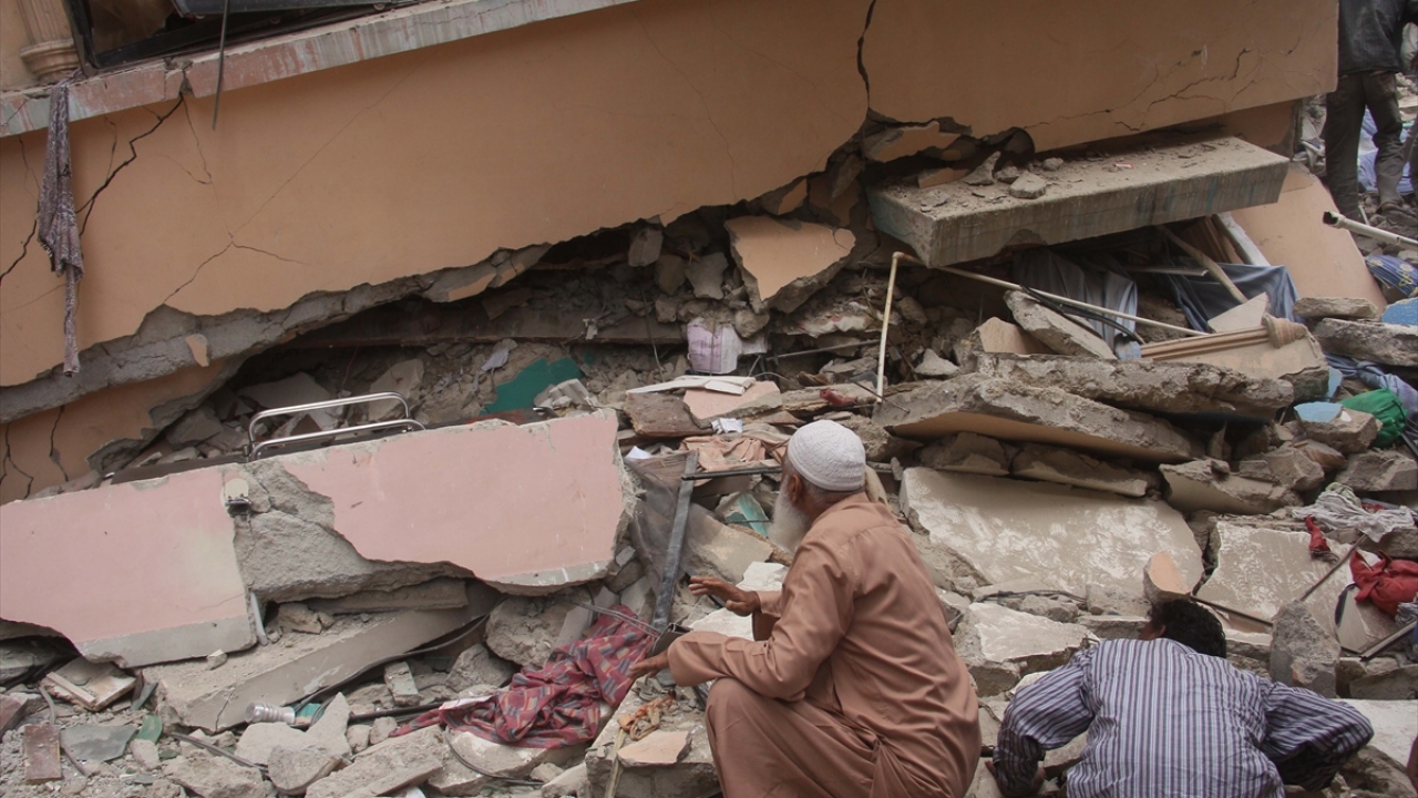 Çöken binada çok sayıda kişinin ikamet ettiği bilgisi paylaşıldı.