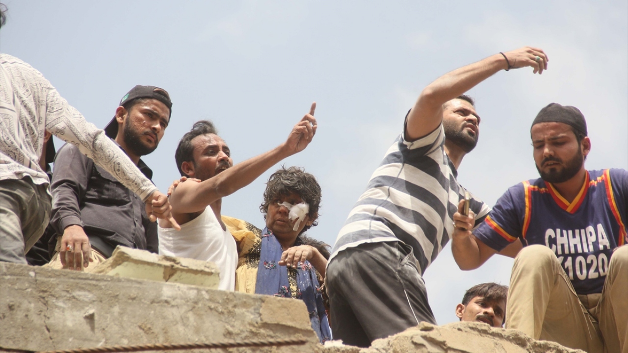 Sindh eyaleti Başbakanı Murad Ali Şah, kurtarma çalışmalarının tamamlanmasının ardından binaya ilişkin ayrıntılı rapor hazırlanması talebinde bulundu.