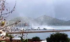 Antalya'da çıkan hortum teknelerin halatını kopardı