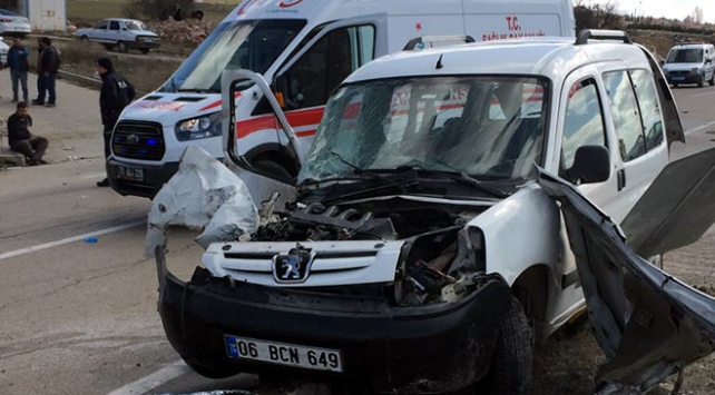 Kırıkkale'de hafif ticari araçla kamyon çarpıştı: 4 yaralı