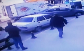 Geri giden kamyon yayaya çarptı