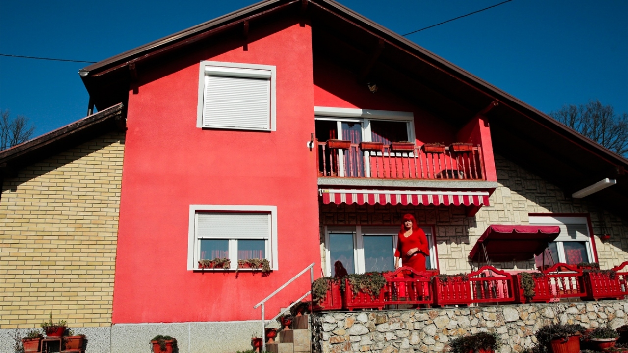 Emekli öğretmen Zorica Rebernik, Bosna Hersek`in Breze köyünde yaşıyor.