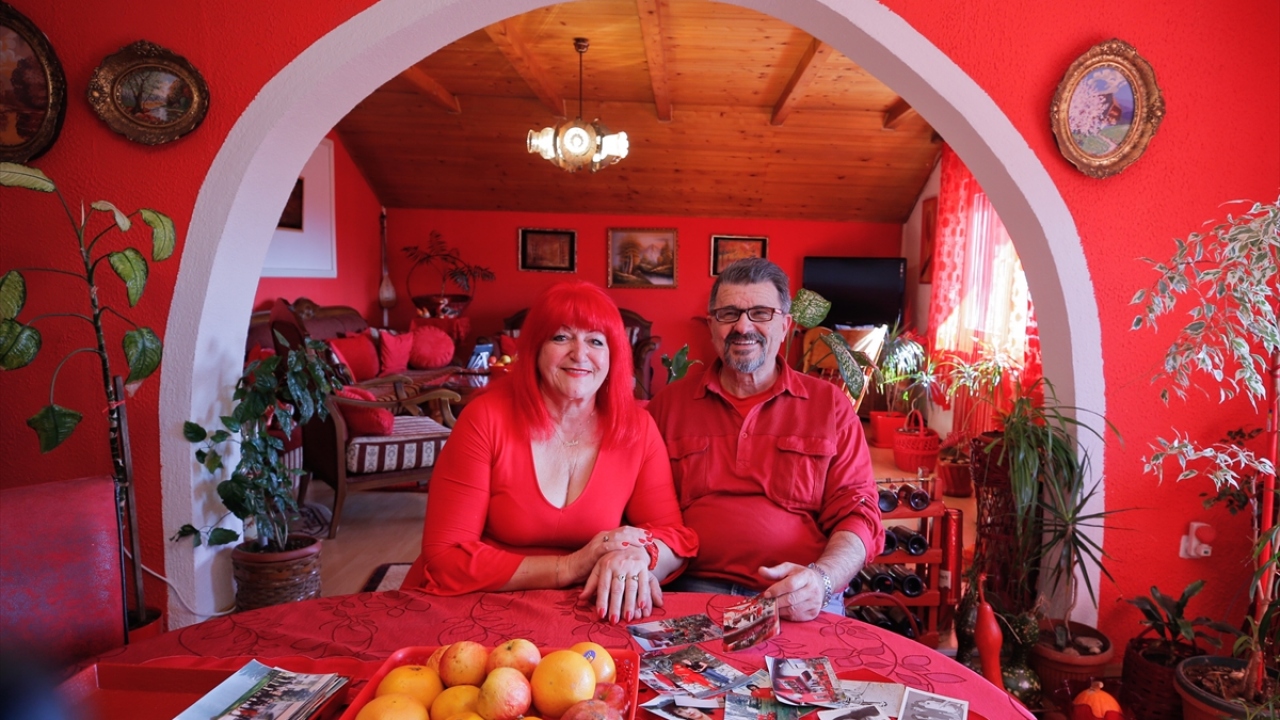 Mutfağından oturma odasına, evinin dış cephesinden kıyafetlerine kadar kırmızıdan başka renk tercih etmiyor.