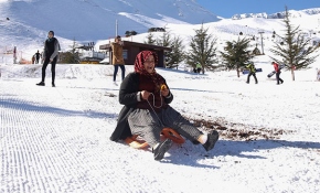 Yörük kadınların şalvarlı kayak timi