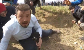 Yunan askerinin sığınmacılara ateş açtığı an TRT World canlı yayınına yansıdı