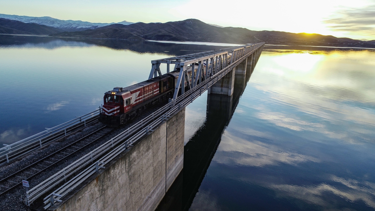 Cumhuriyet`in kuruluşundan 21 yıl sonra başlayan seferlerini 76 yıldır sürdüren Güney Kurtalan Ekspresi, son yıllarda trenle yolculuk yapmak isteyen her kesimden büyük ilgi görüyor.
