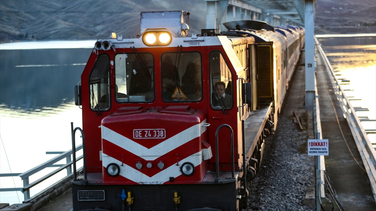 Önceki yolculuklarında uçağı tercih ettiğini, ilk kez trenle seyahat ettiğini ifade eden Akçay, çok güzel bir yolculuk geçirdiğini, farklı güzellikteki manzaralarla karşılaştığını dile getirdi.