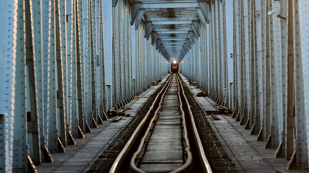 Trene binmeden önce yolculuğun ne kadar süreceği, nelere ihtiyaç duyacaklarına ilişkin araştırma yaptığını anlatan Dişlioğlu, yataklı vagonda seyahat ettiklerini belirtti.
