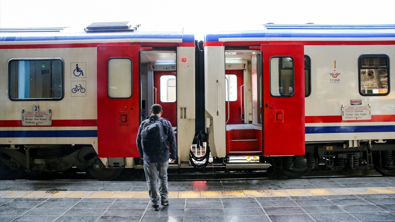 Bilet bulmakta zorlandığını anlatan Bal, trenin gayet konforlu olduğunu, yolculuğun uzun sürmesine rağmen güzel bir deneyim yaşadığını aktardı.
