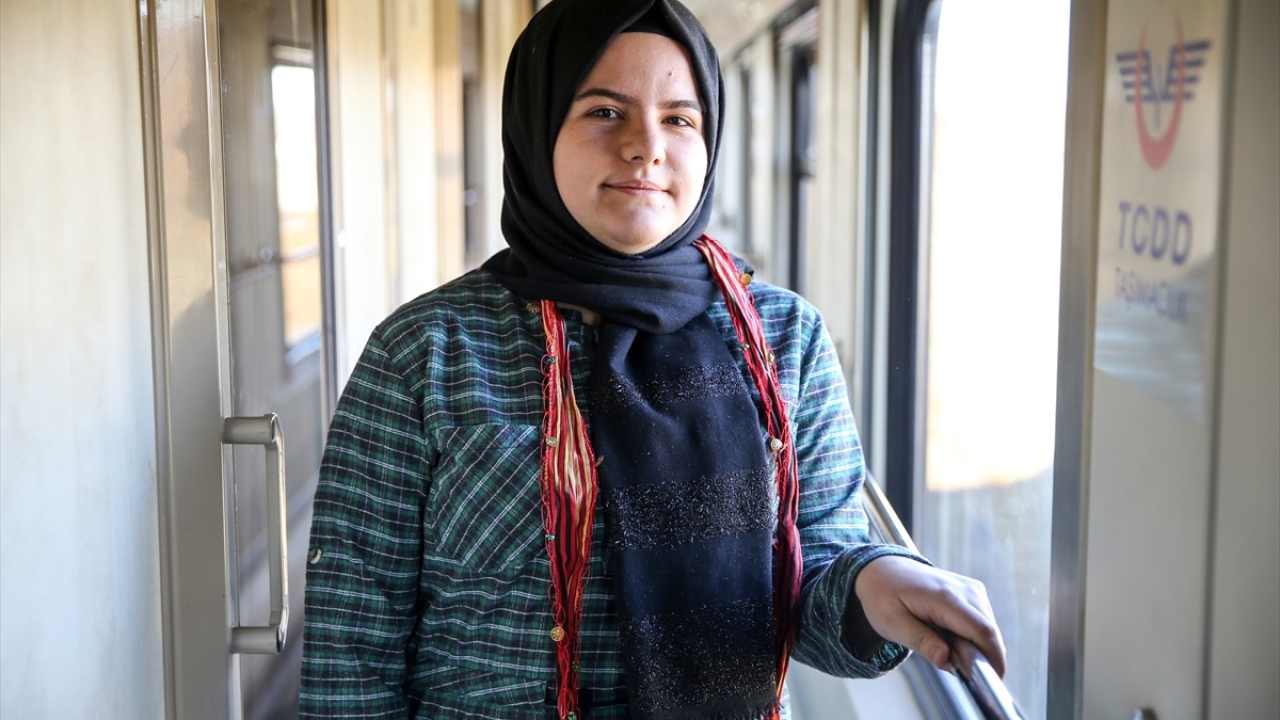 Bursa`da yaşayan lise öğrencisi Esra Bal ise bu yolculuk için otobüsle Bursa`dan Ankara`ya gittiğini ifade etti.