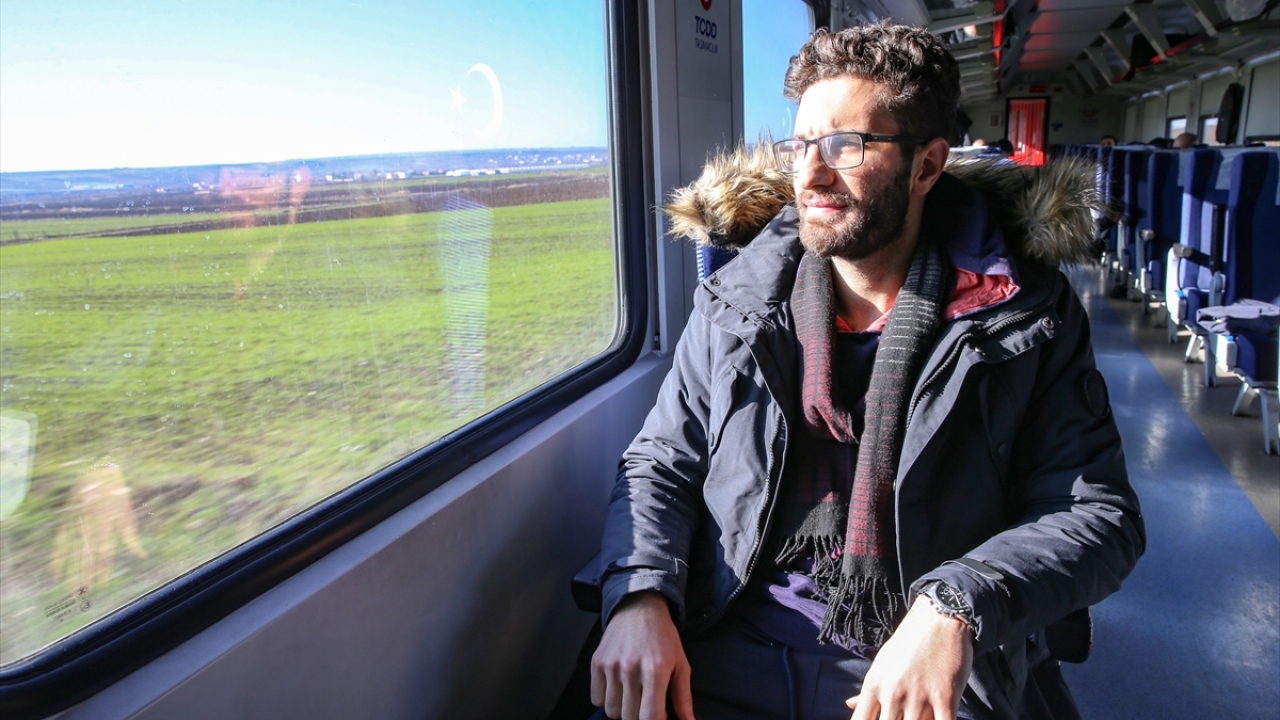 Yolculardan üniversite öğrencisi Muhammet Fatih Akçay, son dönemlerde trenle seyahat etmenin çok popüler hale geldiğini belirterek, bu nedenle bilet bulmakta zorlandığını söyledi.