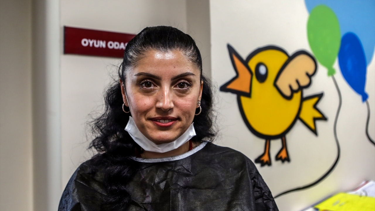 KAÇUV gönüllüsü Selma Baytop, yaptığı açıklamada, uluslararası bir firmada kurumsal satış işi yaptığını, bir arkadaşı sayesinde vakıfla yollarının kesiştiğini söyledi.